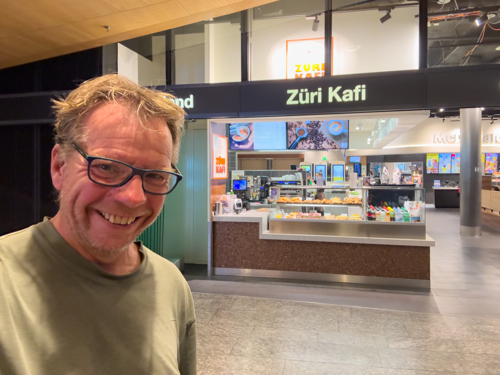 Selfie: Jo vor dem Züri Kafi im Flughafen