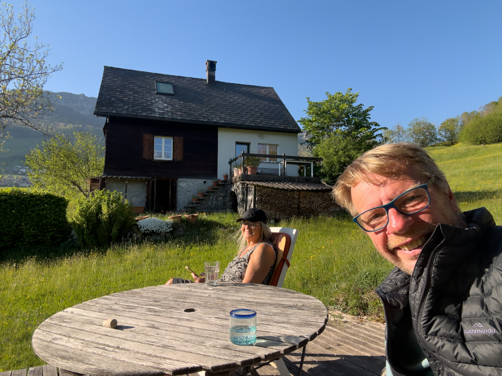 Selfie: JoMa geniessen den sonnigen Tag im eigenen Garten