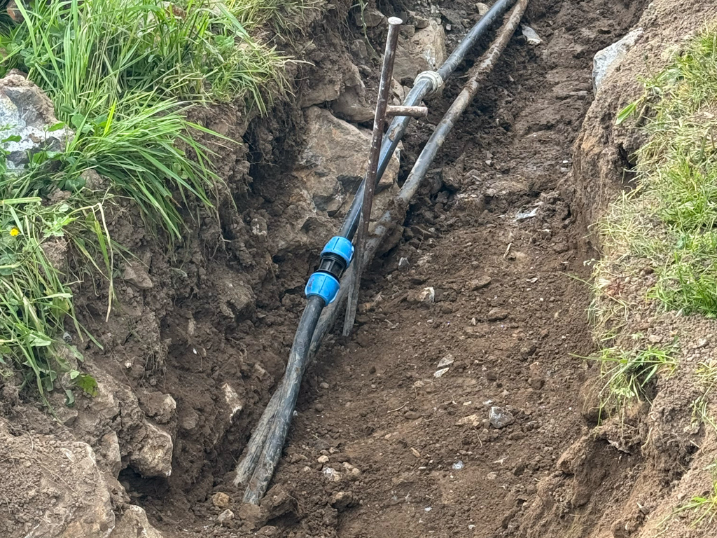 Unsere geflickte Wasserleitung die es leider mit dem Meissel erwischt hatte :-(